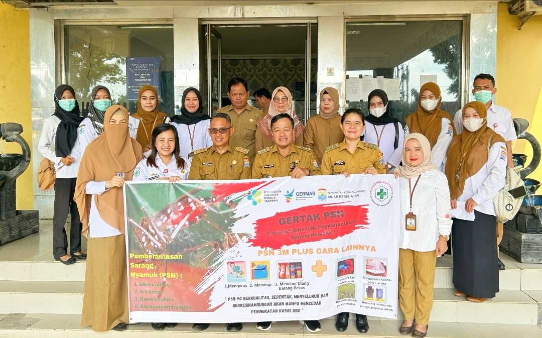 Foto bersama Kapus Kertapati dan perwakilan Dinkes Palembang bersama Camat 