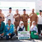 Plt Bagian Kesejahteraan Rakyat (Kang Kesra) Setda Muba, Heriyanto dan Ketua BAZNAS Muba, Muhammad Jaya bersama sejumlah siswa penerima beasiswa.