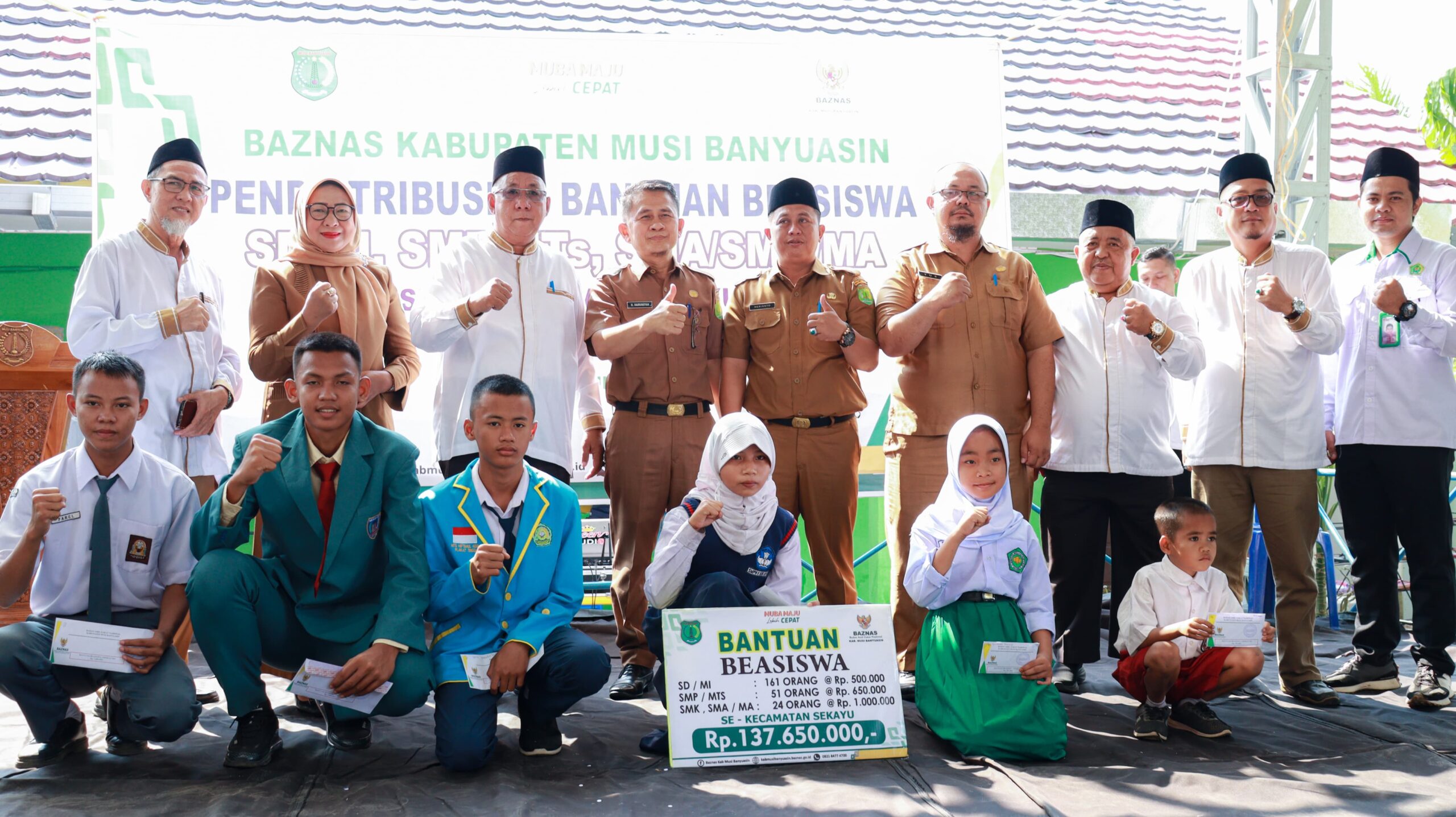 Plt Bagian Kesejahteraan Rakyat (Kang Kesra) Setda Muba, Heriyanto dan Ketua BAZNAS Muba, Muhammad Jaya bersama sejumlah siswa penerima beasiswa.