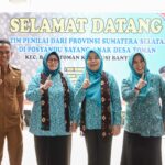 Ketua TP PKK Muba, Fatimah Toha didampingi Staf Ahli TP PKK Muba Rosada Rohman, dan Tim Penilaian Provinsi Sumsel tengah berfoto bersama,saat penilaian Posyandu dan Kader Posyandu Terbaik tingkat Provinsi Sumatera Selatan. (Foto:J)