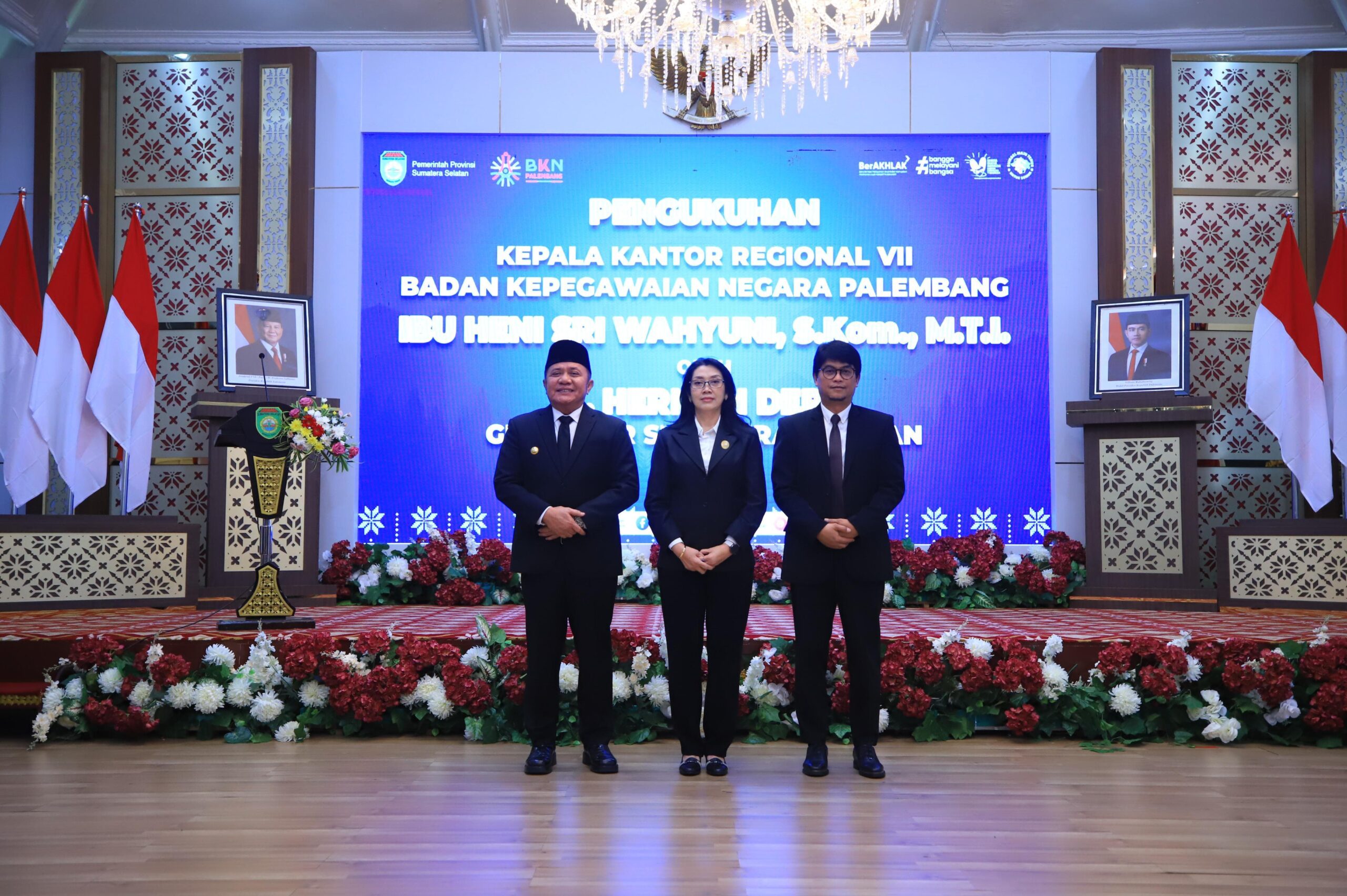 Gubernur Sumsel, Herman Deru dan Wakil Kepala Badan Kepegawaian Negara (BKN) Pusat, Haryomo Dwi Putranto, saat pengukuhan Kepala Kantor Regional VII BKN Palembang, Heni Sri Wahyuni.(Foto:J)