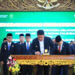 Gubernur Sumsel, Herman Deru tengah mendatangani kerjasama payung hukum perlindungan anak dan perempuan yang disaksikan Dirjen Badilag Mahkamah Agung RI,Muchlis dan Kepala Dinas PPPA Sumsel, Fitriana. (Foto:J)