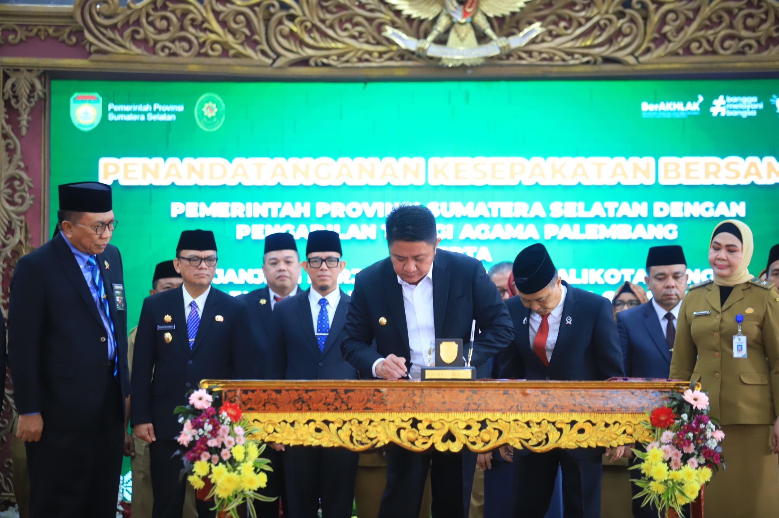 Gubernur Sumsel, Herman Deru tengah mendatangani kerjasama payung hukum perlindungan anak dan perempuan yang disaksikan Dirjen Badilag Mahkamah Agung RI,Muchlis dan Kepala Dinas PPPA Sumsel, Fitriana. (Foto:J)