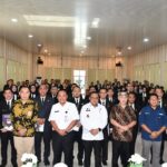 Sekda Kota Lubuk Linggau Trisko Defriansyah dan Aidil Fitri Kepala Badan Kepegawaian dan Pengembangan Sumber Daya Manusia (BKPSDM) Muba tengah foto bersama dengan para peserta Diklat PKA dan PKP.(Foto:J)