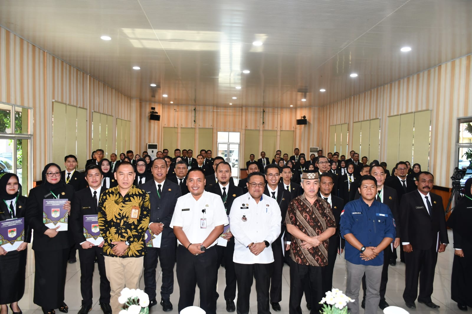 Sekda Kota Lubuk Linggau Trisko Defriansyah dan Aidil Fitri Kepala Badan Kepegawaian dan Pengembangan Sumber Daya Manusia (BKPSDM) Muba tengah foto bersama dengan para peserta Diklat PKA dan PKP.(Foto:J)