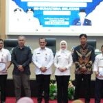 Tampak Sekda Sumsel, Edward Candra didampingi Kepala Dinas Kominfo Sumsel, Rika Efianti tengah menghadiri Rakor Bimtek bersama Pejabat Pengelola Informasi dan Dokumentasi (PPID) se-Sumsel Tahun 2025.(Foto:J)