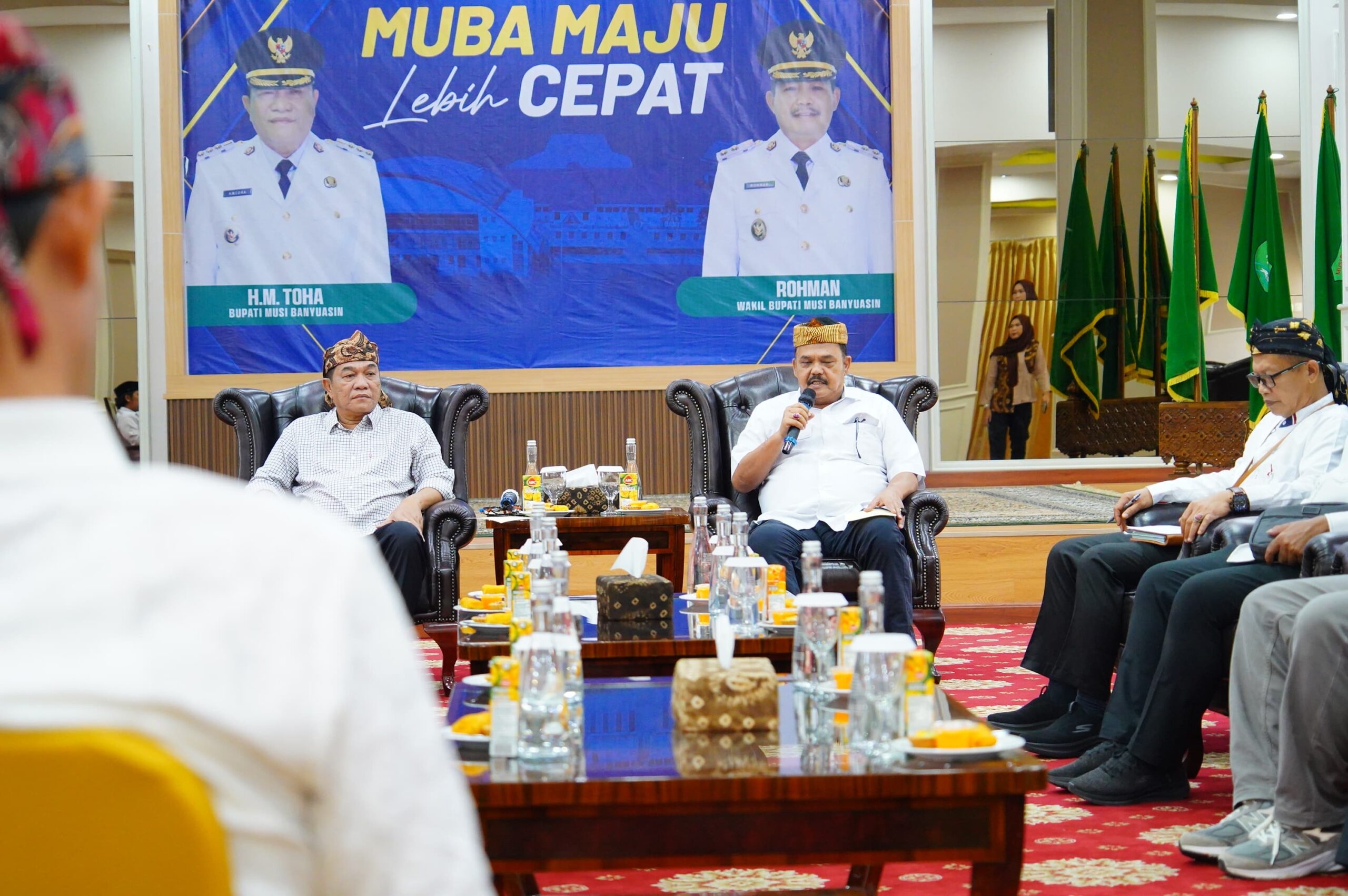 Bupati Muba, H.M Toha saat melakukan audensi dengan Ketua Pengurus Paguyuban Pasundan Bersatu, Husen Achmad.(Foto:J)