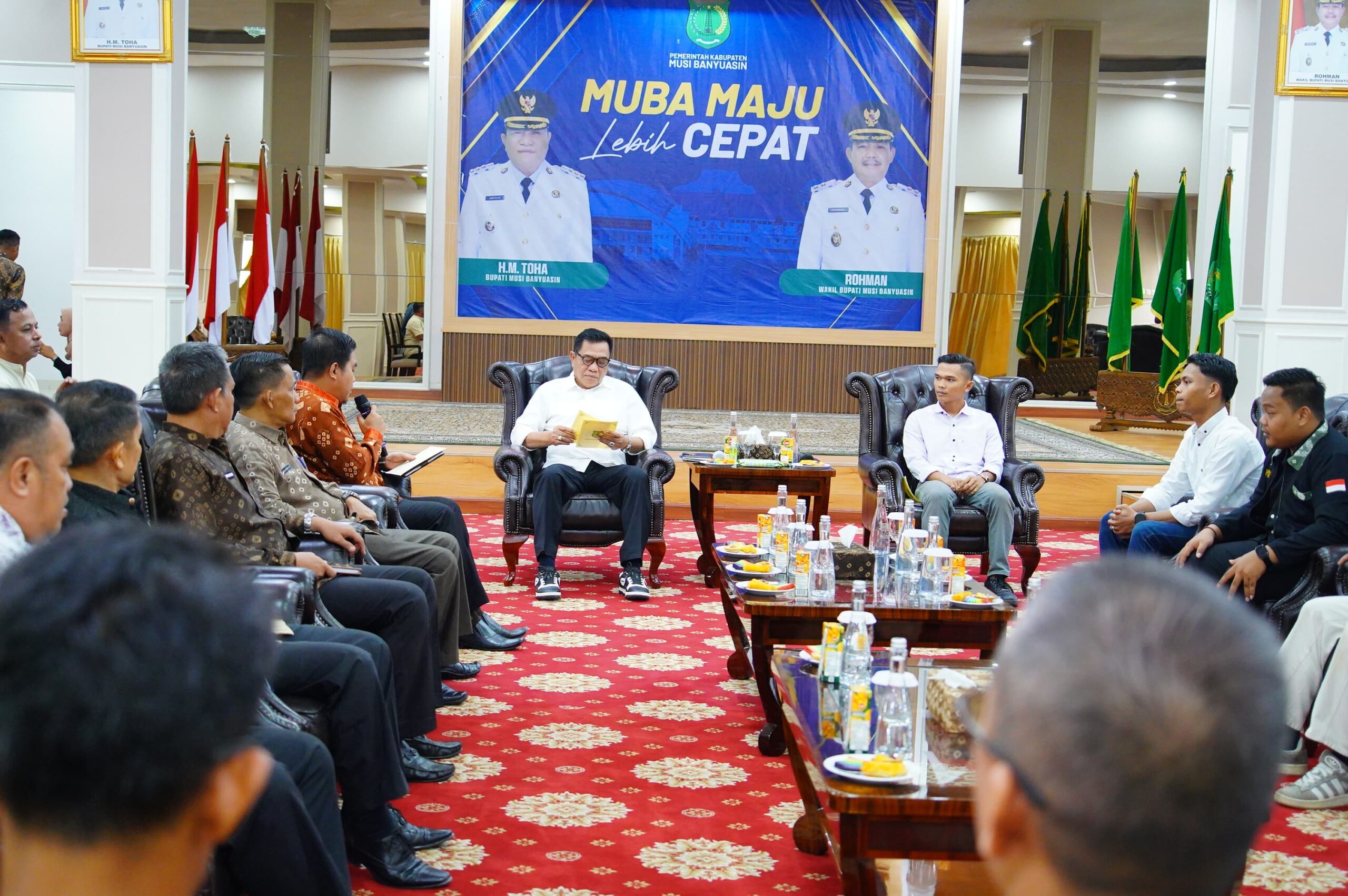 Bupati Muba, H.M Toha tengah beraudensi dengan Reza, Ketum Pengurus Ikatan Mahasiswa Musi Banyuasin (IMMUBA), Periode 2025-2027.(Foto:J)