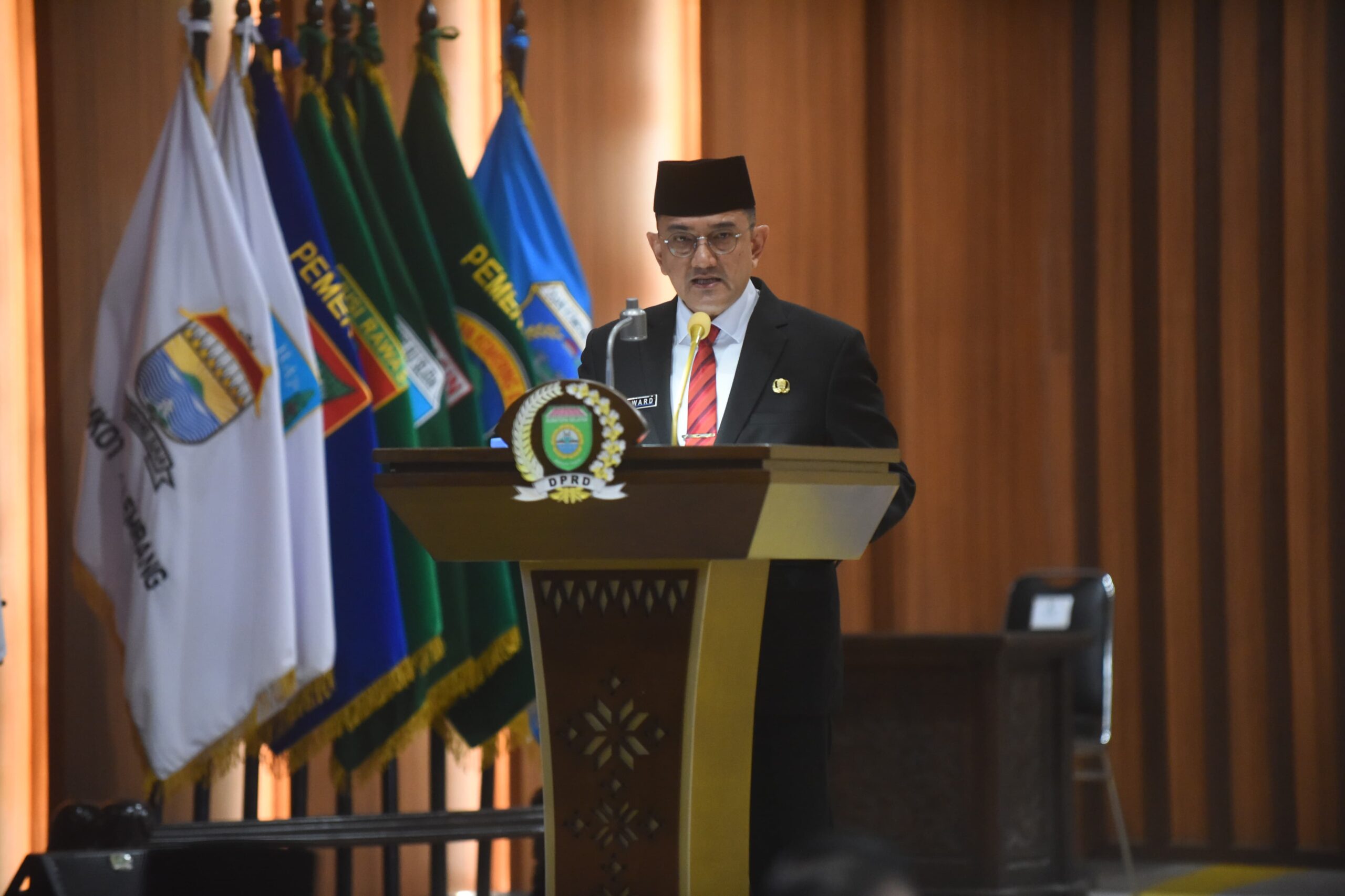 Sekda Sumsel, Edward Candra, tengah memberikan kata sambutan saat menghadiri Rapat Paripurna ke VXIII DPRD Sumsel.(Foto:J)