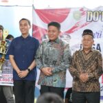 Gubernur Herman Deru didampingi Bupati OKI, Muchendi Mahzareki saat menghadiri HUT ke 40 Desa Gedung Rejo, OKI sekaligus juga pemberian piala turnamen sepak bola. (Foto:J)