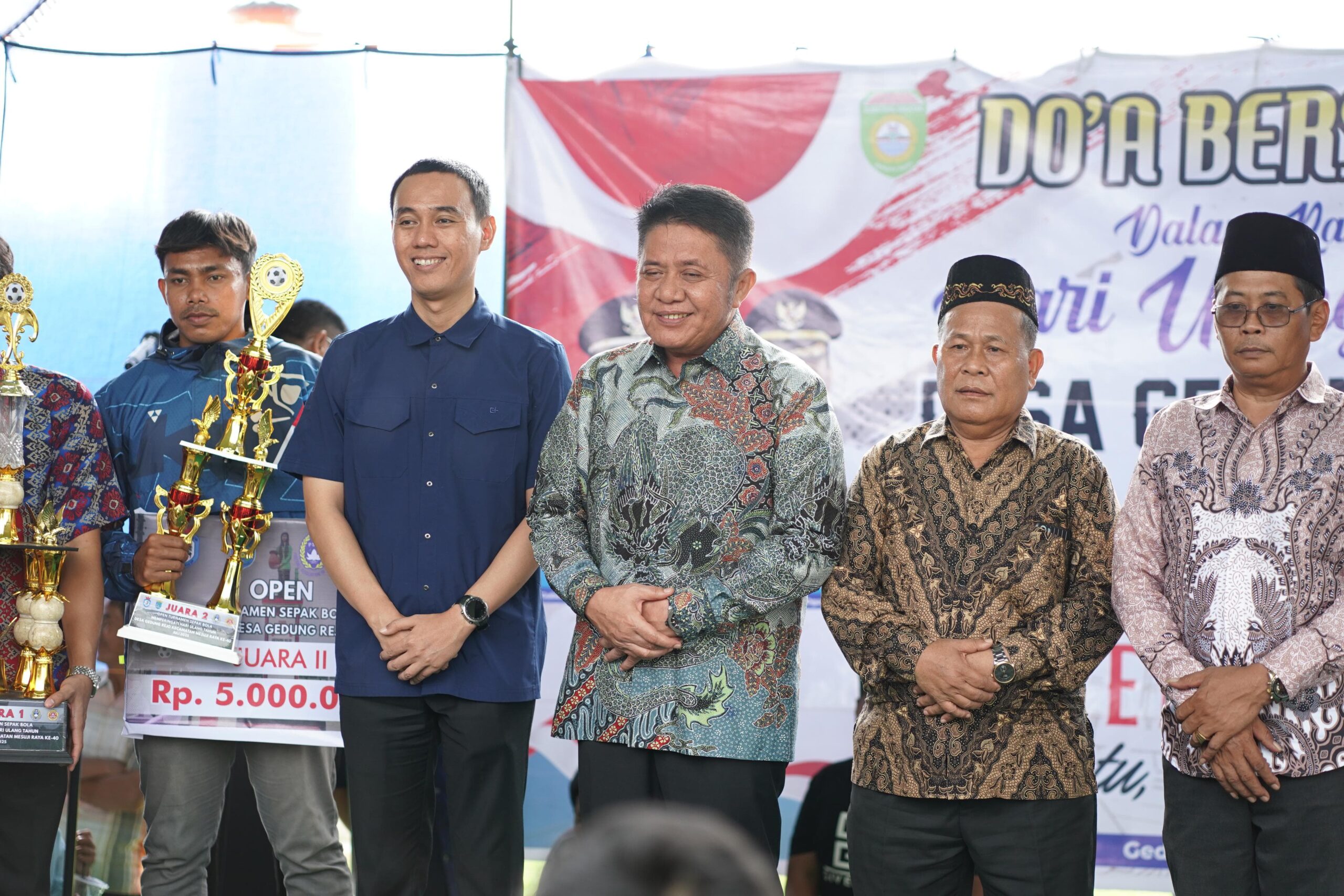 Gubernur Herman Deru didampingi Bupati OKI, Muchendi Mahzareki saat menghadiri HUT ke 40 Desa Gedung Rejo, OKI sekaligus juga pemberian piala turnamen sepak bola. (Foto:J)