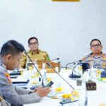 Tampak Bupati Muba,H.M Toha beserta Kepala OPD dan Forkopimda Pemkab Muba, terlihat antusias mengikuti jalannya rapat monitoring Karhutlah yang disampaikan Menteri Kehutanan, Raja Juli Antoni. (Foto:J)