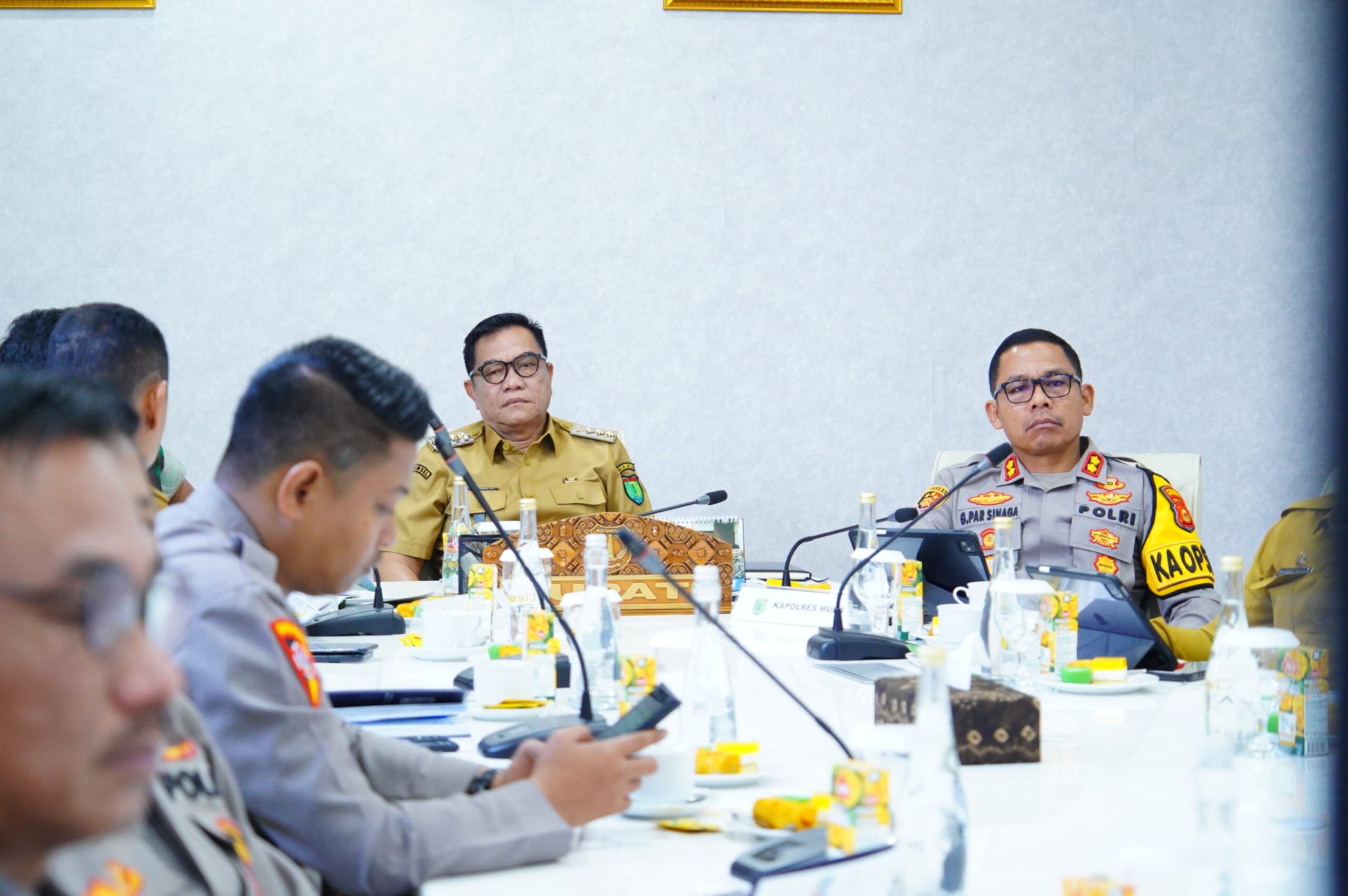 Tampak Bupati Muba,H.M Toha beserta Kepala OPD dan Forkopimda Pemkab Muba, terlihat antusias mengikuti jalannya rapat monitoring Karhutlah yang disampaikan Menteri Kehutanan, Raja Juli Antoni. (Foto:J)
