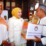Ketua BKOW Provinsi Sumsel, Lidyawati Cik Ujang beserta pengurus, tengah memberikan bantuan sembako dan donasi kepada warga, korban musibah kebakaran.(Foto:J)