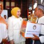 Ketua BKOW Provinsi Sumsel, Lidyawati Cik Ujang beserta pengurus, tengah memberikan bantuan sembako dan donasi kepada warga, korban musibah kebakaran.(Foto:J)