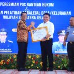 Menteri Hukum dan HAM RI, Supratman Andi Agtas saat memberikan penghargaan sertifikat rekor dari MURI kepada Gubernur Sumsel, Herman Deru yang didampingi Kepala Kanwil Kemenkumham Sumsel, Maju Amintas Siburian.(Foto:J)