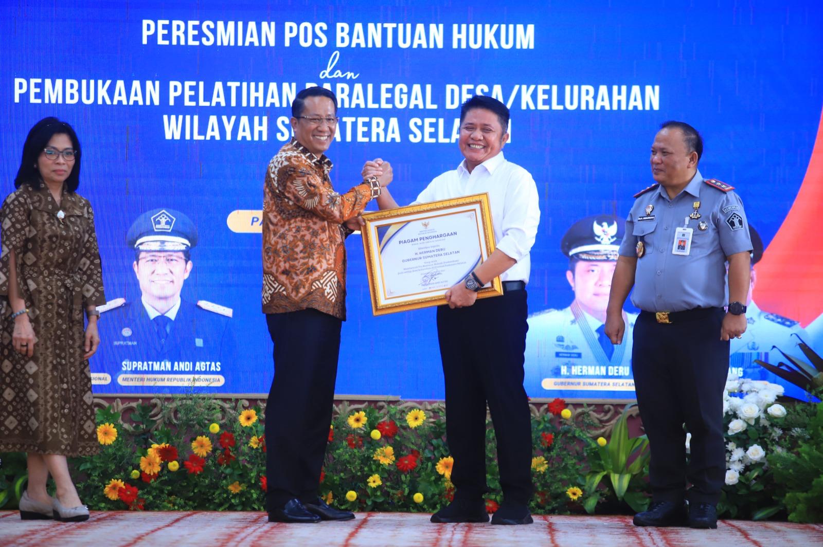 Menteri Hukum dan HAM RI, Supratman Andi Agtas saat memberikan penghargaan sertifikat rekor dari MURI kepada Gubernur Sumsel, Herman Deru yang didampingi Kepala Kanwil Kemenkumham Sumsel, Maju Amintas Siburian.(Foto:J)