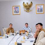 Bupati Muba H.M Toha saat mengikuti Rapat Tindaklanjut Penanganan Sumur Minyak Masyarakat Secara Virtual, terkait realisasi Permen ESDM Nomor 14 Tahun 2025 tentang kerjasama pengelolaan Migas.(Foto:J). Bupati Muba H.M Toha saat mengikuti Rapat Tindaklanjut Penanganan Sumur Minyak Masyarakat Secara Virtual, terkait realisasi Permen ESDM Nomor 14 Tahun 2025 tentang kerjasama pengelolaan Migas.(Foto:J). Bupati Muba H.M Toha saat mengikuti Rapat Tindaklanjut Penanganan Sumur Minyak Masyarakat Secara Virtual, terkait realisasi Permen ESDM Nomor 14 Tahun 2025 tentang kerjasama pengelolaan Migas.(Foto:J)