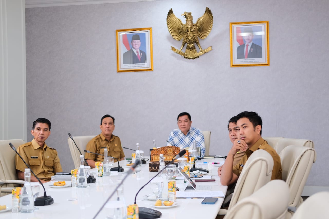 Bupati Muba H.M Toha saat mengikuti Rapat Tindaklanjut Penanganan Sumur Minyak Masyarakat Secara Virtual, terkait realisasi Permen ESDM Nomor 14 Tahun 2025 tentang kerjasama pengelolaan Migas.(Foto:J). Bupati Muba H.M Toha saat mengikuti Rapat Tindaklanjut Penanganan Sumur Minyak Masyarakat Secara Virtual, terkait realisasi Permen ESDM Nomor 14 Tahun 2025 tentang kerjasama pengelolaan Migas.(Foto:J). Bupati Muba H.M Toha saat mengikuti Rapat Tindaklanjut Penanganan Sumur Minyak Masyarakat Secara Virtual, terkait realisasi Permen ESDM Nomor 14 Tahun 2025 tentang kerjasama pengelolaan Migas.(Foto:J)
