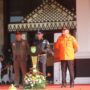 Menteri LHK RI, Hanif Faisol Nurofiq didampingi Kepala BNPB RI,Suharyanto bersama Gubernur Sumsel, Herman Deru, tengah memberikan sambutan saat Apel dan Simulasi Penanggulangan Karhutla Tahun 2025.(Foto:J)