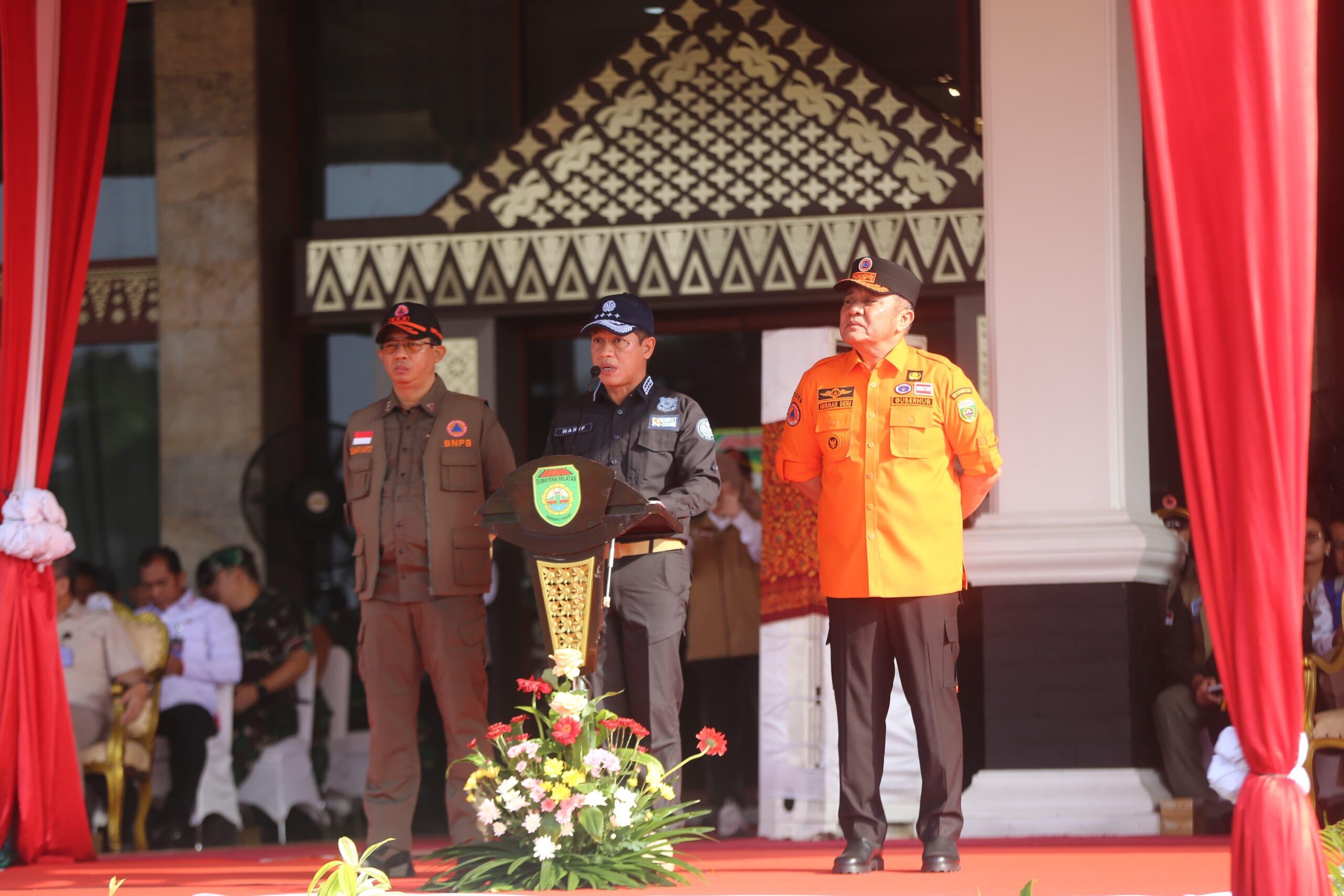 Menteri LHK RI, Hanif Faisol Nurofiq didampingi Kepala BNPB RI,Suharyanto bersama Gubernur Sumsel, Herman Deru, tengah memberikan sambutan saat Apel dan Simulasi Penanggulangan Karhutla Tahun 2025.(Foto:J)