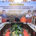 Wagub Sumsel, Cik Ujang saat mendampingi Menteri LHK RI, Hanif Faisol dan Kepala BNPB RI, Suharyanto dalam Rapat Koordinasi Pengendalian Karhutla Tahun 2025.(Foto:J)