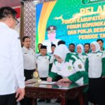 Tampak Bupati Muba, H.M Toha secara resmi melantik Ketua Forum Kabupaten Sehat, Patimah Toha Periode 2025 hingga 2030.(Foto:J)