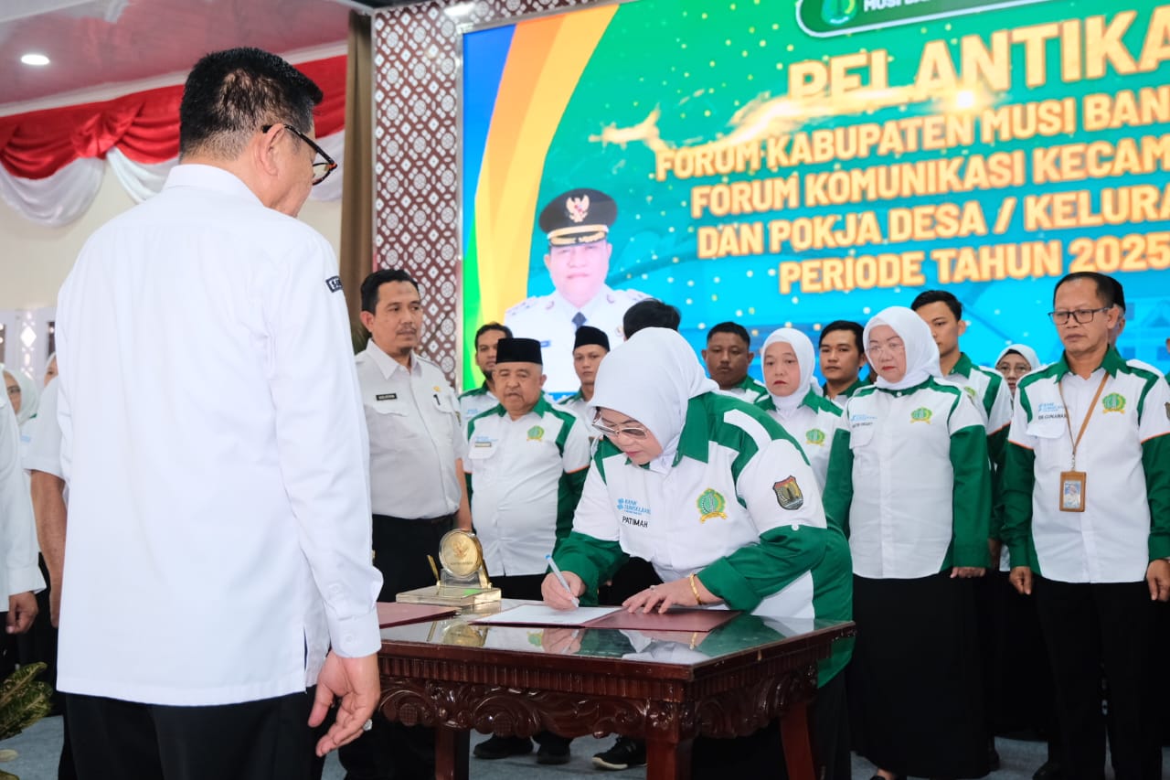 Tampak Bupati Muba, H.M Toha secara resmi melantik Ketua Forum Kabupaten Sehat, Patimah Toha Periode 2025 hingga 2030.(Foto:J)