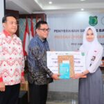 Bupati Musi Banyuasin, H.M Toha didampingi Direktur Ucoal Sumberdaya, Dr Prastiyo Diatmono, saat menyerahkan bantuan Pendidikan Program PRESTASI secara simbolis kepada siswa pelajar Tingkat SMA dan SMK di Muba.(Foto:J)