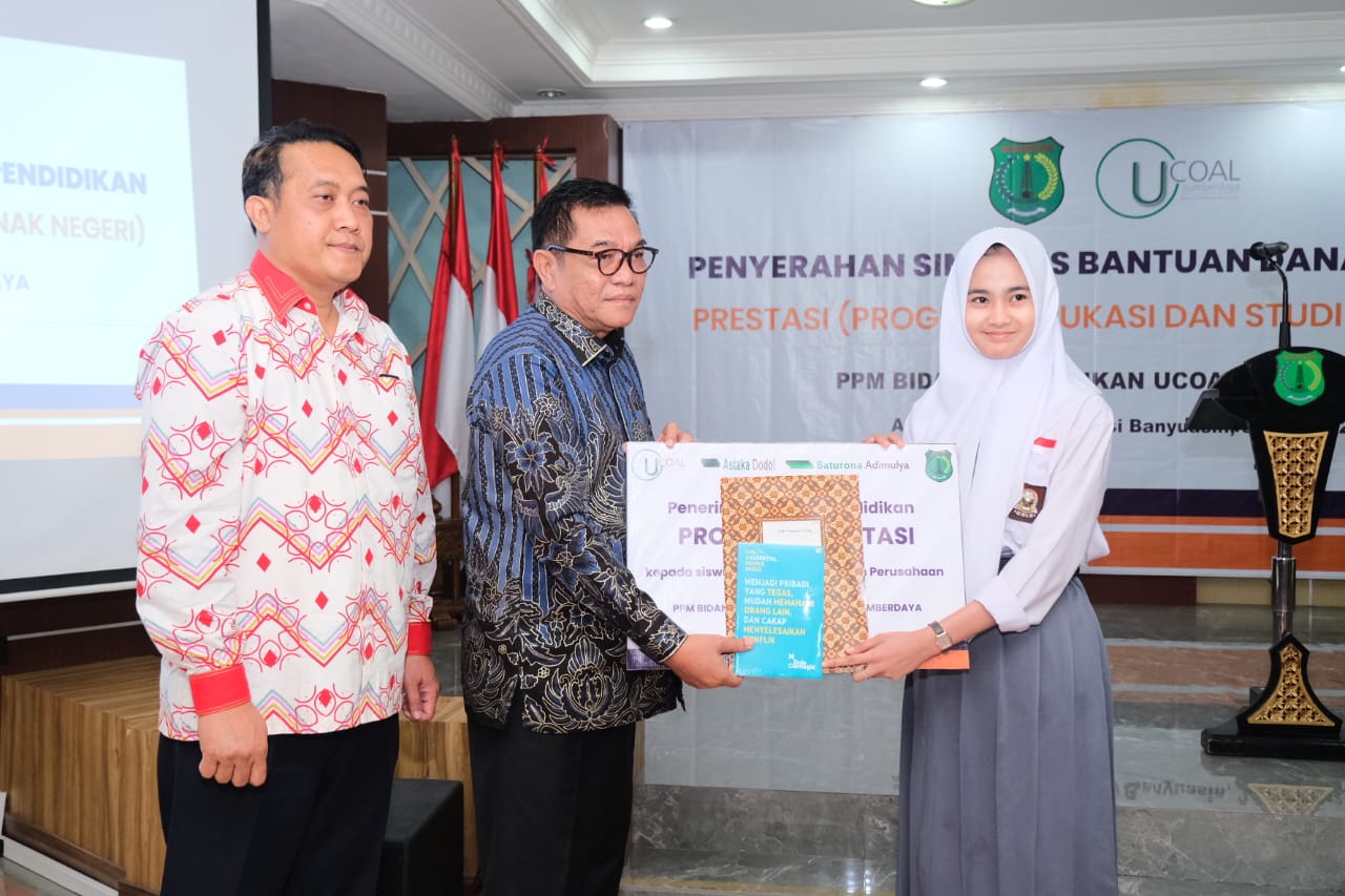 Bupati Musi Banyuasin, H.M Toha didampingi Direktur Ucoal Sumberdaya, Dr Prastiyo Diatmono, saat menyerahkan bantuan Pendidikan Program PRESTASI secara simbolis kepada siswa pelajar Tingkat SMA dan SMK di Muba.(Foto:J)