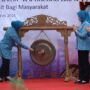 Ketua TP PKK Pusat, Tri Suswati Tito Karnavian, saat pembukaan program unggulan keterampilan menjahit untuk para IRT yang disaksikan Ketua TP PKK Provinsi Sumsel, Febrita Lustia Herman Deru, dan Ketua TP PKK kota Palembang, Dewi Sastrani Ratu Dewa. (Foto:J)