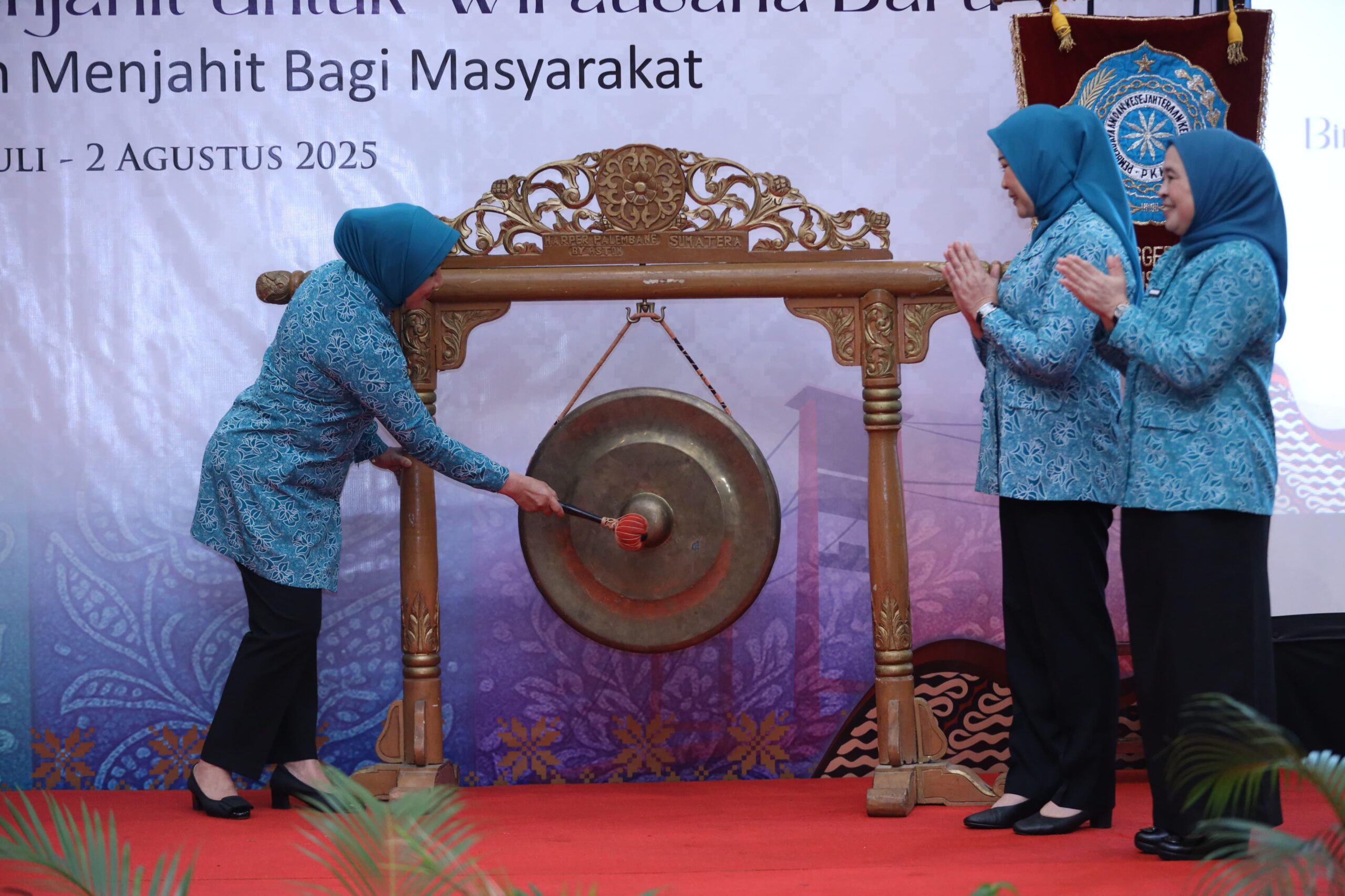 Ketua TP PKK Pusat, Tri Suswati Tito Karnavian, saat pembukaan program unggulan keterampilan menjahit untuk para IRT yang disaksikan Ketua TP PKK Provinsi Sumsel, Febrita Lustia Herman Deru, dan Ketua TP PKK kota Palembang, Dewi Sastrani Ratu Dewa. (Foto:J)