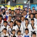 Tampak Gubernur Sumsel, Herman Deru didampingi Ketua Pengprov Taekwondo Sumsel, Meilinda HZ tengah foto bersama dengan para atlet Taekwondo.(Foto:J)