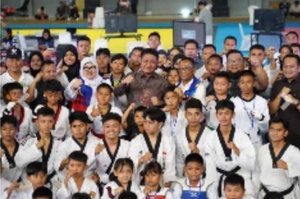 Tampak Gubernur Sumsel, Herman Deru didampingi Ketua Pengprov Taekwondo Sumsel, Meilinda HZ tengah foto bersama dengan para atlet Taekwondo.(Foto:J)