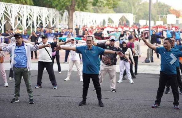 Tampak Sekda Sumsel, Edward Candra saat memimpin senam yang diikuti OPD di lingkungan Pemprov Sumsel, bersama BAPOR KORPRI Pusat. (Foto:J)