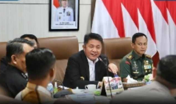 Gubernur Sumsel, Herman Deru saat memimpin rapat progres Proyek Strategis Nasional (PSN) pembangunan Jalan Tol Palembang-Betung, Banyuasin.(Foto:J)