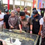 Gubernur Sumsel, Herman Deru saat tengah meresmikan pemakaian Pasar Modern Grand Citra Mandiri Gandus Palembang. (Foto:J)