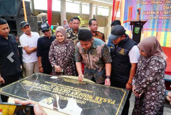 Gubernur Sumsel, Herman Deru saat tengah meresmikan pemakaian Pasar Modern Grand Citra Mandiri Gandus Palembang. (Foto:J)