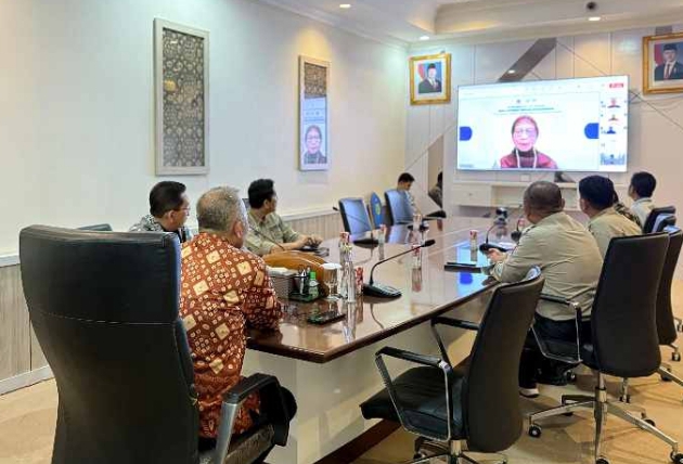 Sekda Muba, Apriyadi saat mengikuti rapat Rakor Diseminasi Layanan SMV Kemenkeu secara virtual.(Foto:J)