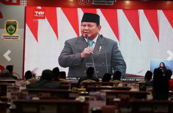 HDCU, saat mendengarkan pidato kenegaraan Presiden RI,Prabowo Subianto, dalam rangka HUT RI ke 80 Tahun 2025 dalam Rapat Paripurna DPRD Sumsel.(Foto:J)