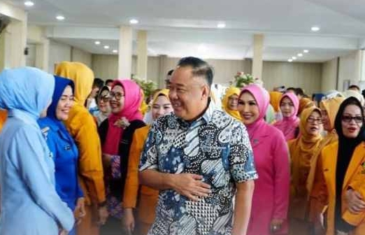 Wagub Sumsel,Cik Ujang saat pembukaan Bazar Kemerdekaan oleh BKOW Provinsi Sumsel.(Foto:J)
