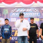 Bupati Muba,H. M Toha didampingi Ketua IMI Sumsel, Pathi Ridwan tengah memberikan arahan dan ucapan selamat dan sukses kepada peserta BAF Drag Rice dan Drag Bike dalam rangka HUT Kabupaten Muba ke 69.(Foto:J)