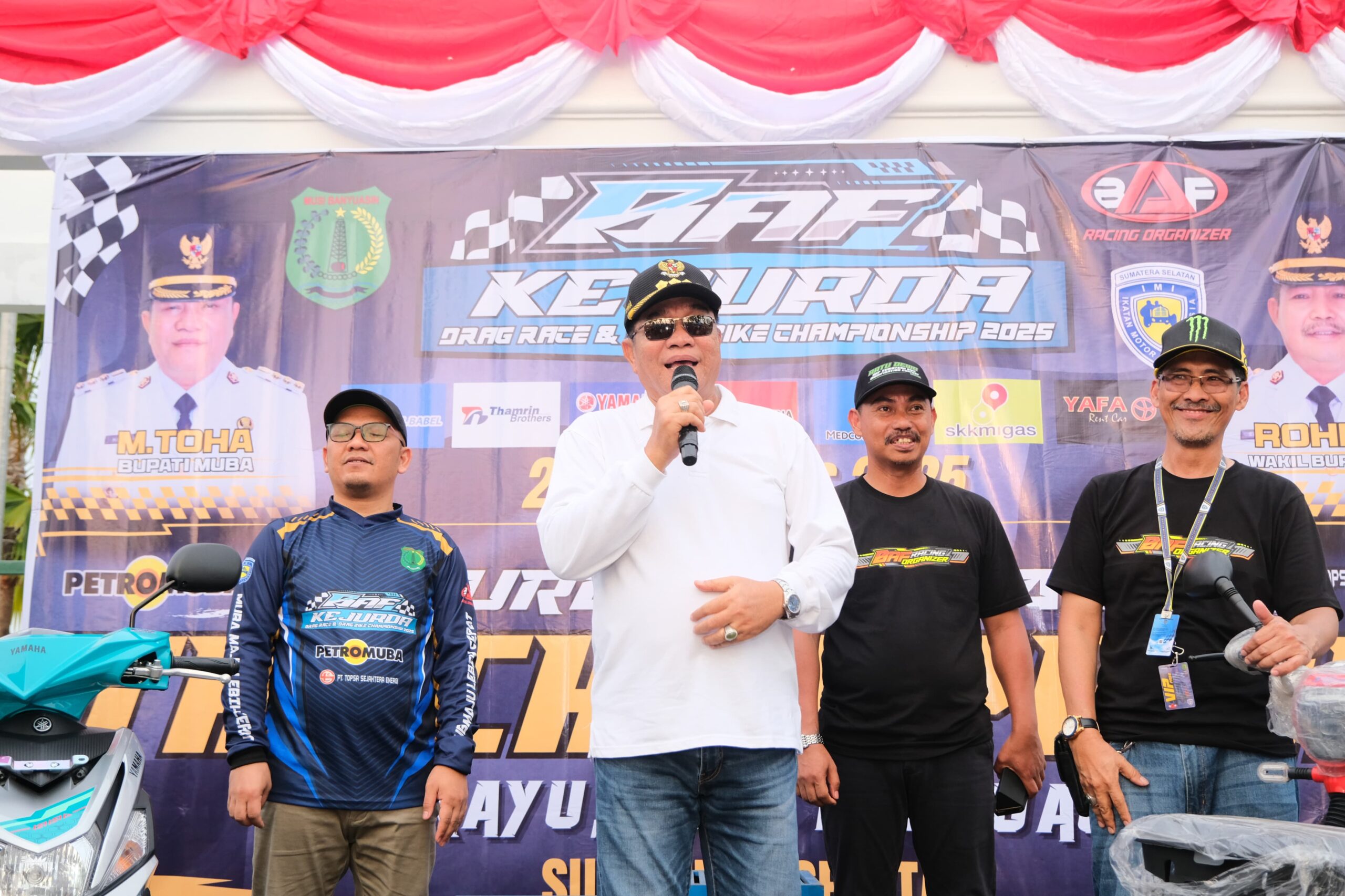 Bupati Muba,H. M Toha didampingi Ketua IMI Sumsel, Pathi Ridwan tengah memberikan arahan dan ucapan selamat dan sukses kepada peserta BAF Drag Rice dan Drag Bike dalam rangka HUT Kabupaten Muba ke 69.(Foto:J)