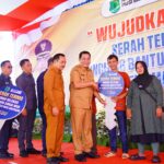 Bupati  H.M Toha didampingi Wabup Muba,Kyai Rohman, tengah menyerahkan kunci program Rumah kepada Warga yang berpenghasilan Rendah.(Foto:J)