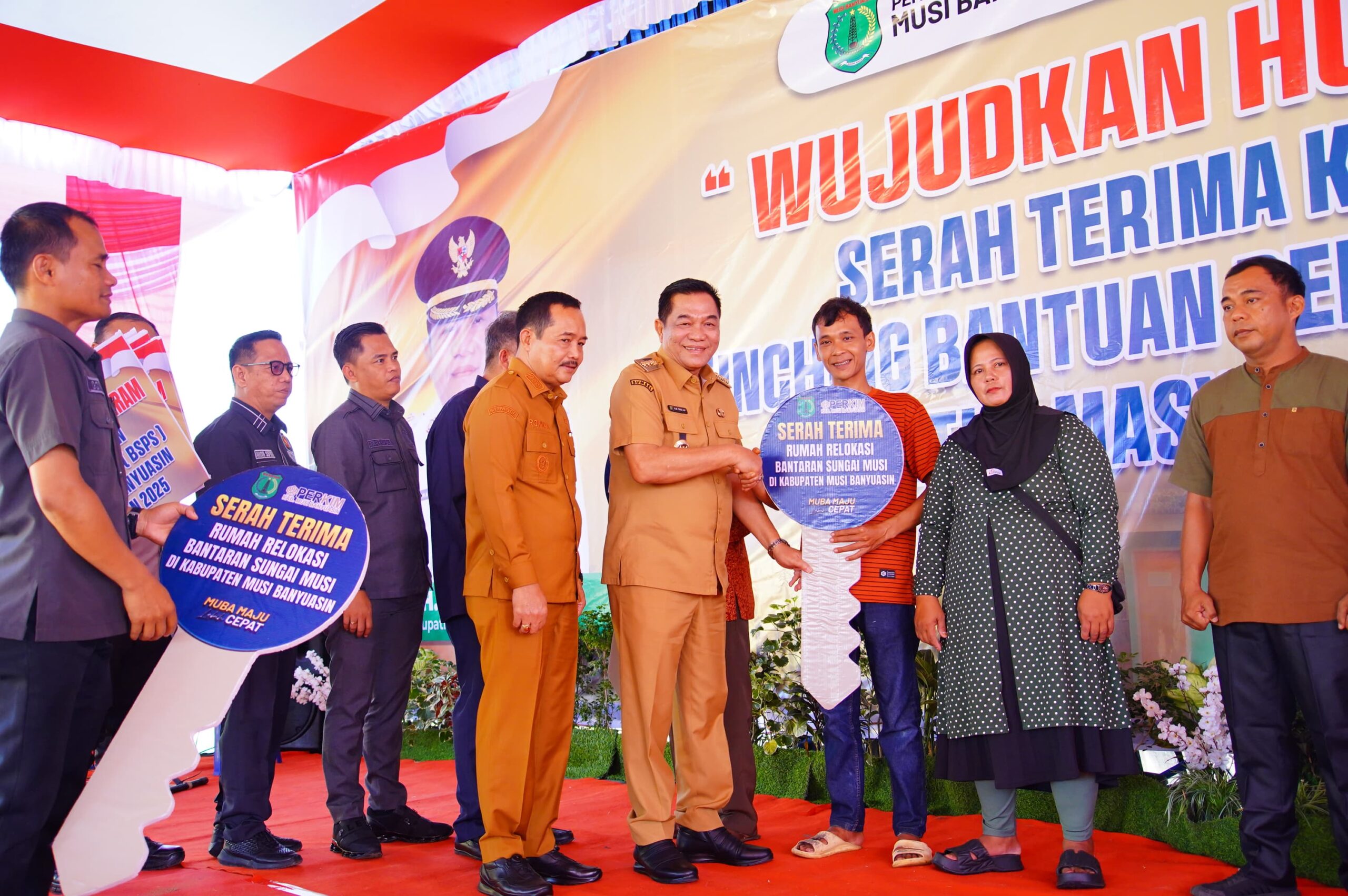 Bupati  H.M Toha didampingi Wabup Muba,Kyai Rohman, tengah menyerahkan kunci program Rumah kepada Warga yang berpenghasilan Rendah.(Foto:J)