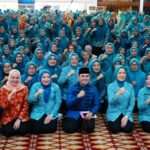 Ketua TP PKK, Sumatera Selatan, Febrita Lustia HD didampingi Staf Ahli TP PKK Sumsel, Lidyawati CIk Ujang dan Ketua TP PKK kota Palembang, Dewi Sastrani serta Ketua DWP Sumsel, Desy Edward tengah berfoto bersama Ustadz Hilman Fauzi saat tausiyah pengajian agenda rutin yang dilakukan Kader TP PKK Sumsel. (Foto:J)
