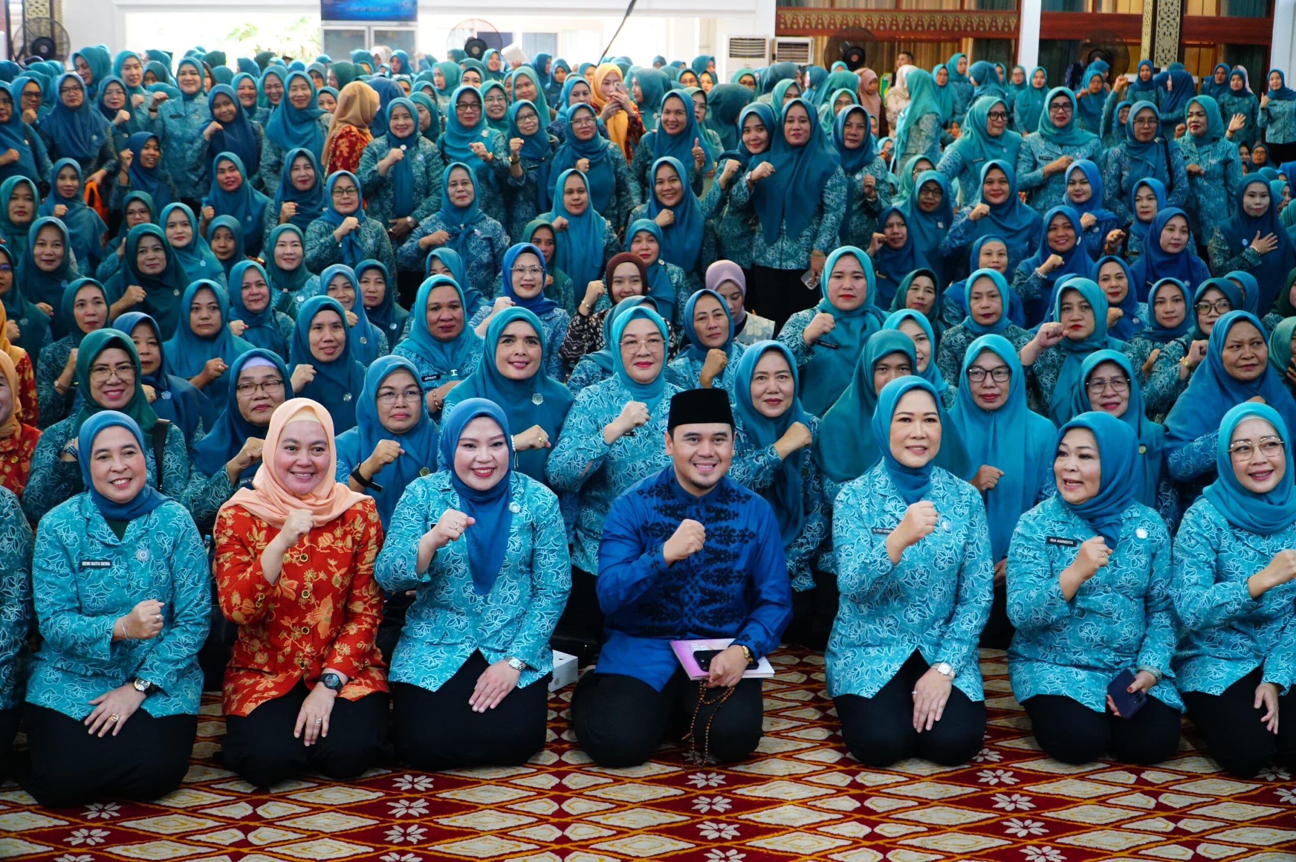 Ketua TP PKK, Sumatera Selatan, Febrita Lustia HD didampingi Staf Ahli TP PKK Sumsel, Lidyawati CIk Ujang dan Ketua TP PKK kota Palembang, Dewi Sastrani serta Ketua DWP Sumsel, Desy Edward tengah berfoto bersama Ustadz Hilman Fauzi saat tausiyah pengajian agenda rutin yang dilakukan Kader TP PKK Sumsel. (Foto:J)