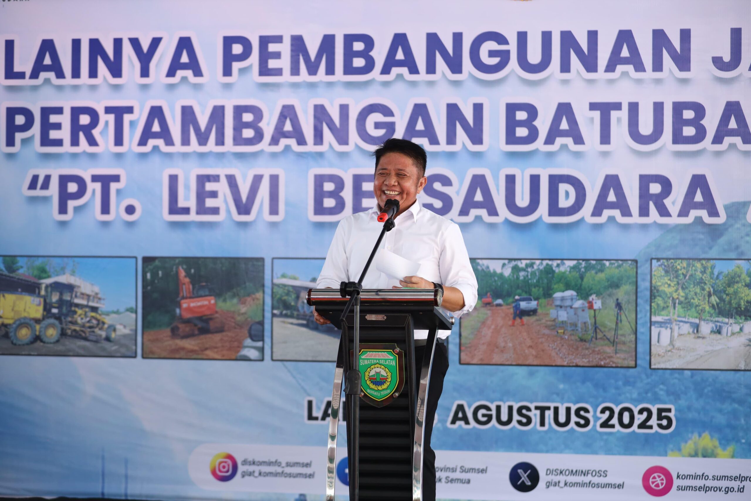 Gubernur Sumsel, Herman Deru saat memberikan sambutan usai meresmikan pembangunan jalan khusus angkutan batubara, Lahat.(Foto:J)