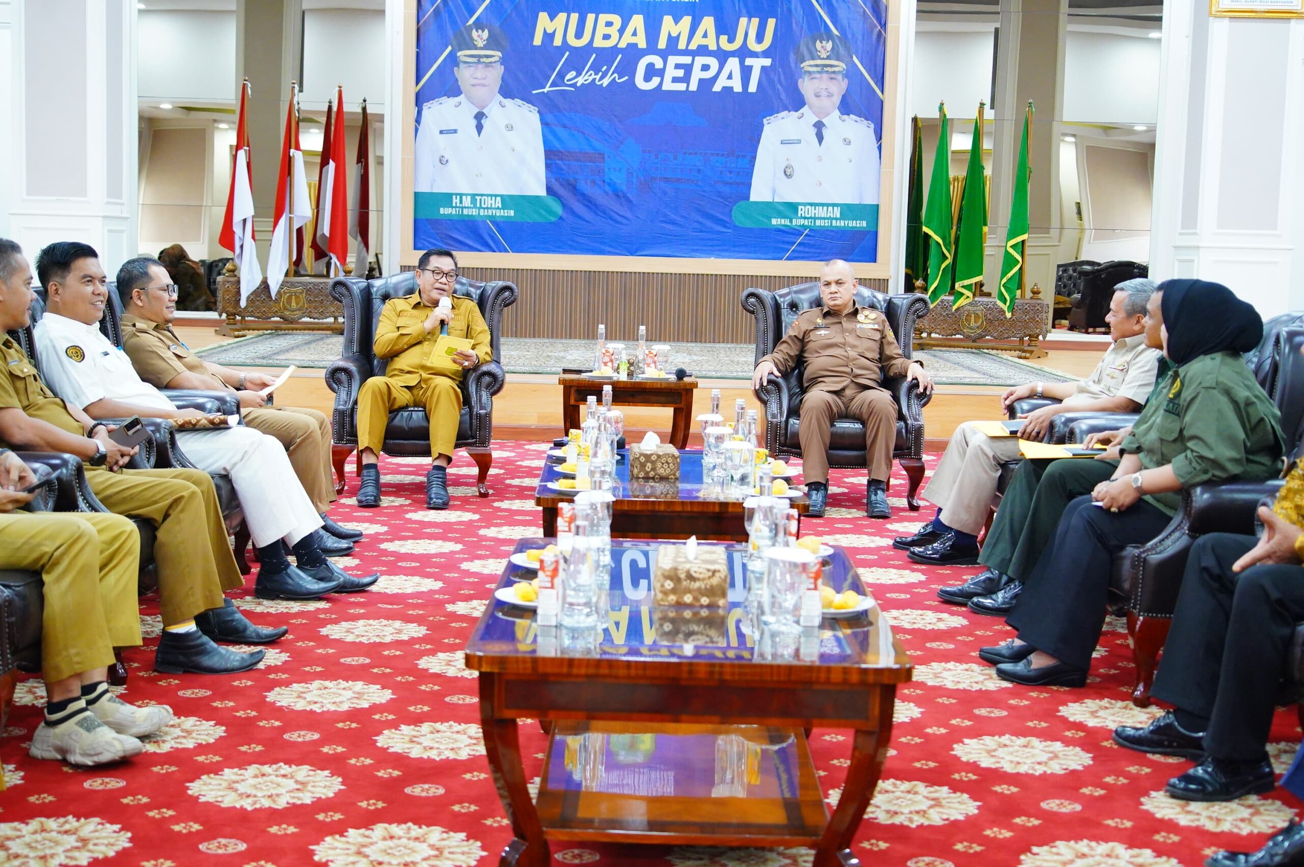 Bupati Muba, H.M Toha saat menerima audensi  Kepala Cabang BRI Sekayu, Heru Wijaya.(Foto:J)