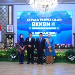 Gubernur Sumsel, Herman Deru tengah foto bersama usai melakukan pengukuhan Kepala BKKBN Provinsi Sumsel. (Foto:J).